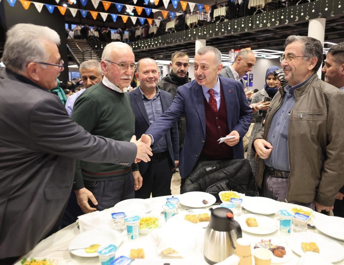 AK Parti iftarında 3 bin kişi aynı sofrada oruçlarını açtı