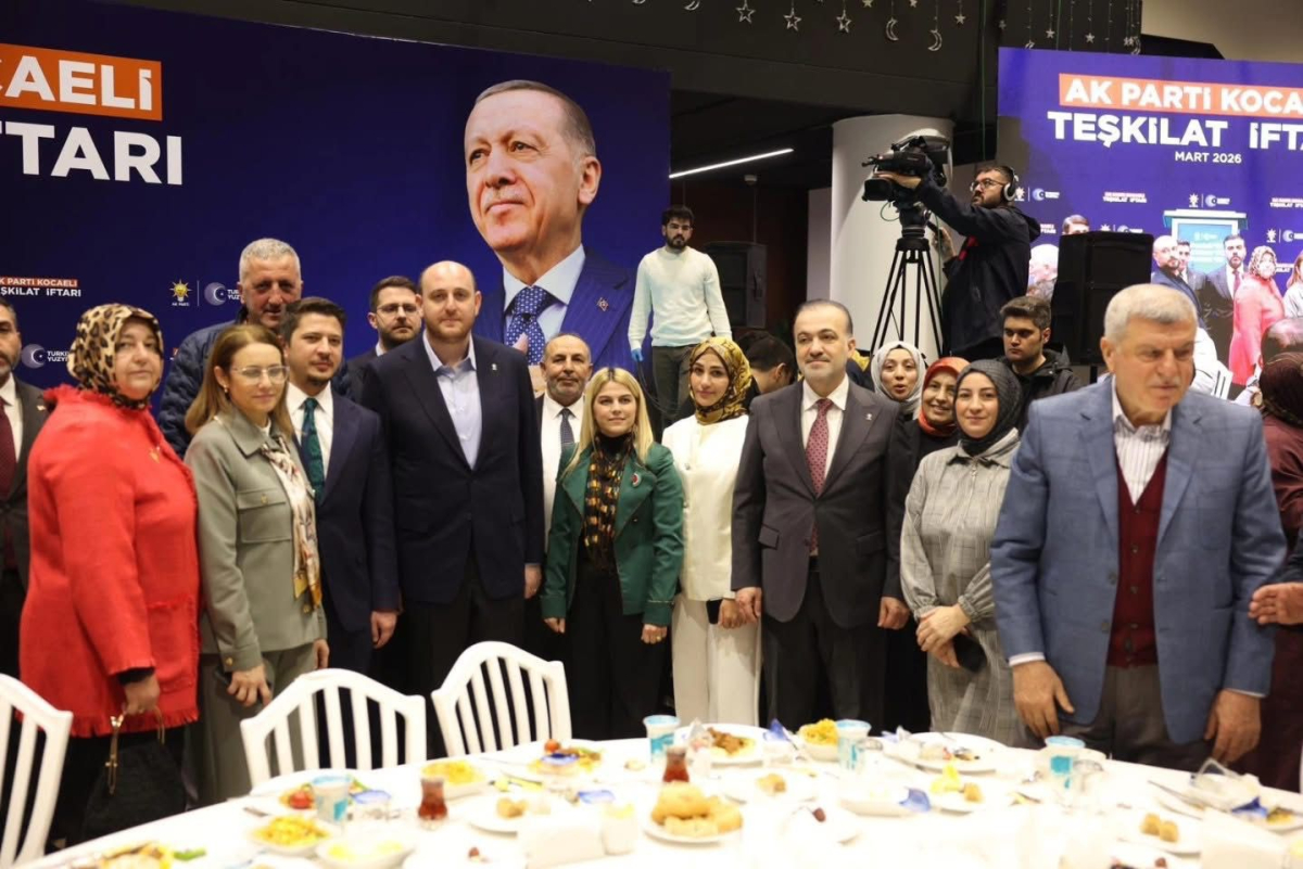 AK Parti iftarında 3 bin kişi aynı sofrada oruçlarını açtı