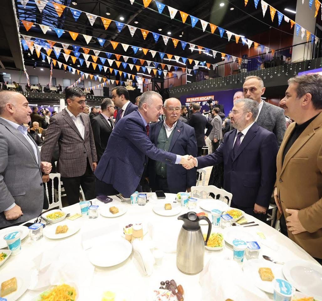 AK Parti iftarında 3 bin kişi aynı sofrada oruçlarını açtı