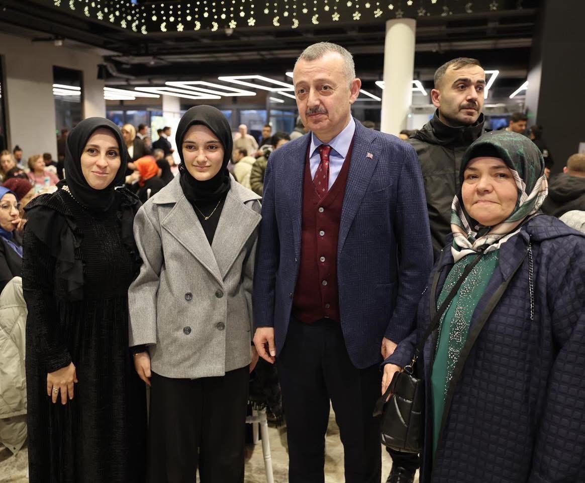 AK Parti iftarında 3 bin kişi aynı sofrada oruçlarını açtı