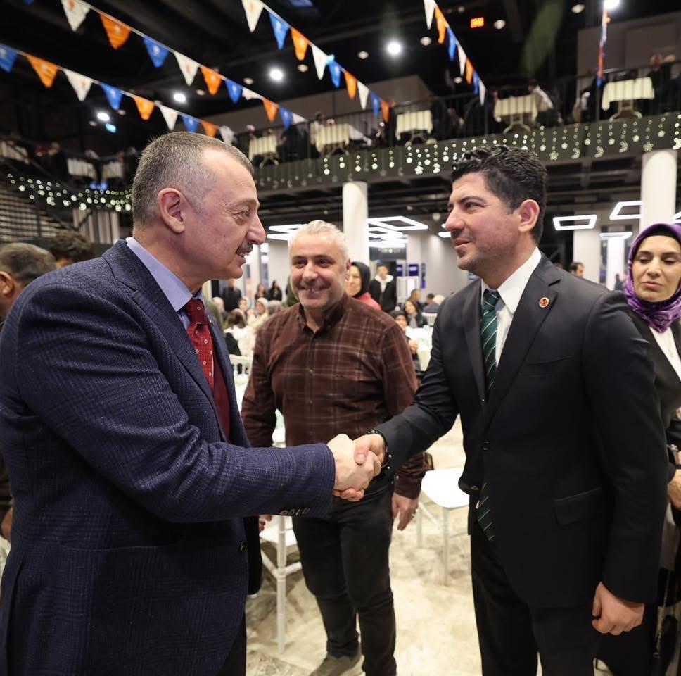 AK Parti iftarında 3 bin kişi aynı sofrada oruçlarını açtı