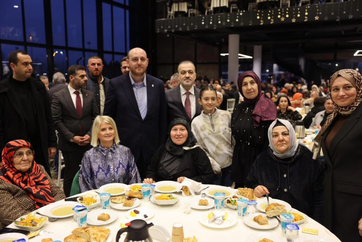 AK Parti iftarında 3 bin kişi aynı sofrada oruçlarını açtı