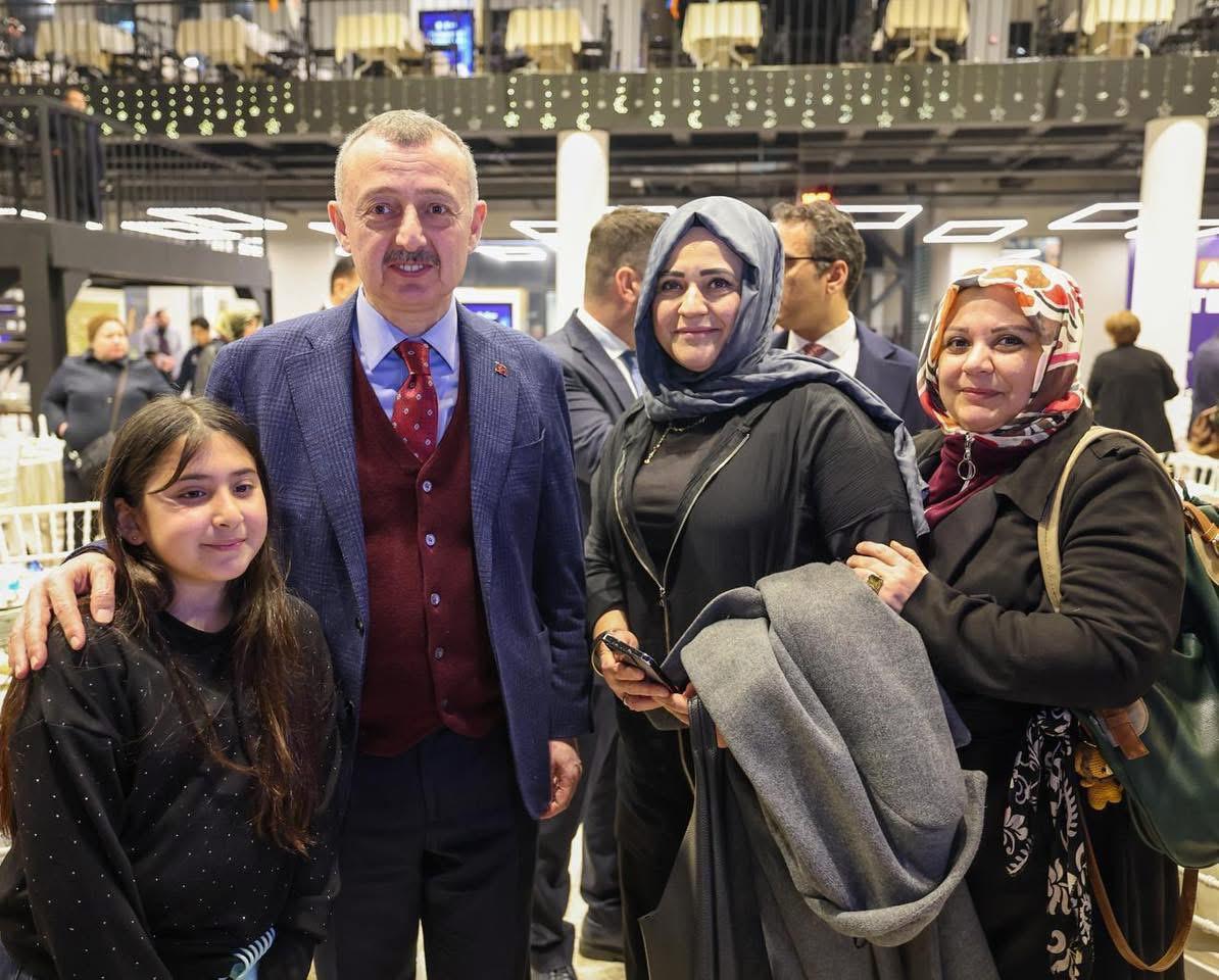 AK Parti iftarında 3 bin kişi aynı sofrada oruçlarını açtı