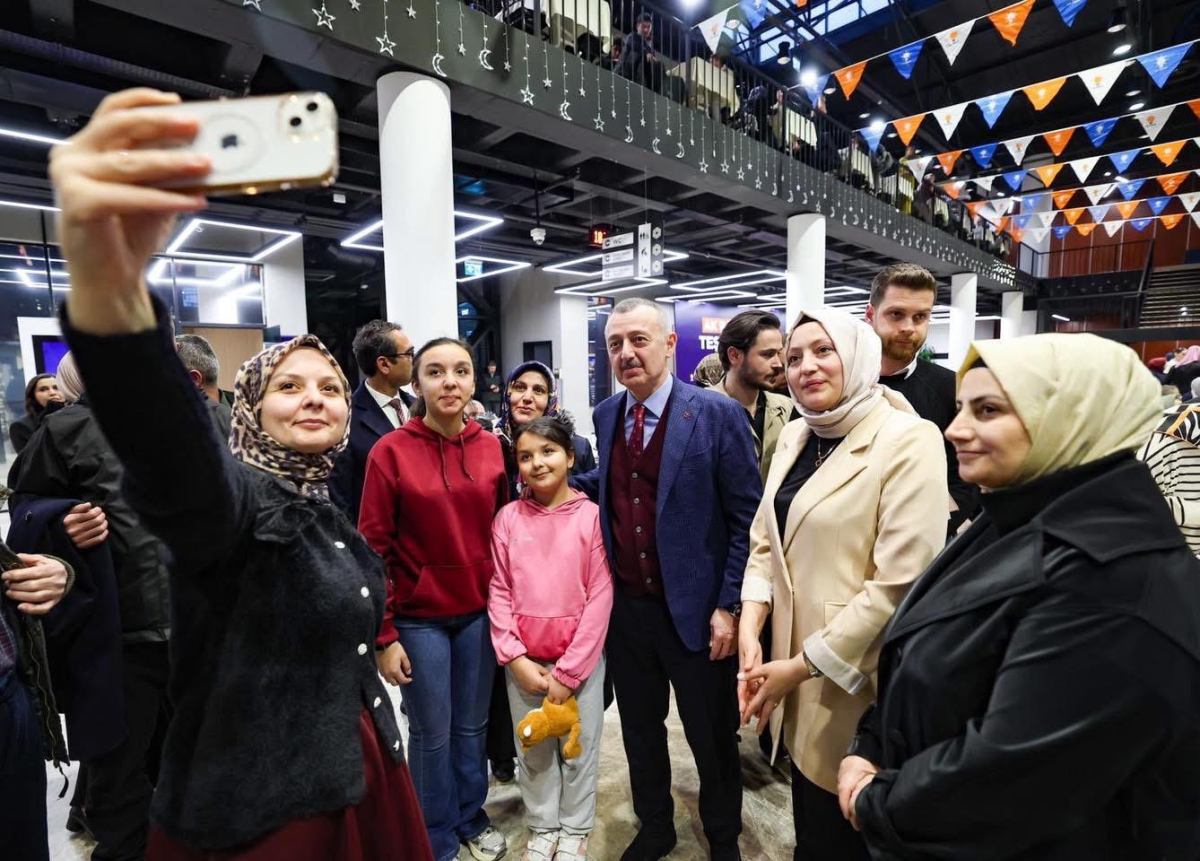AK Parti iftarında 3 bin kişi aynı sofrada oruçlarını açtı