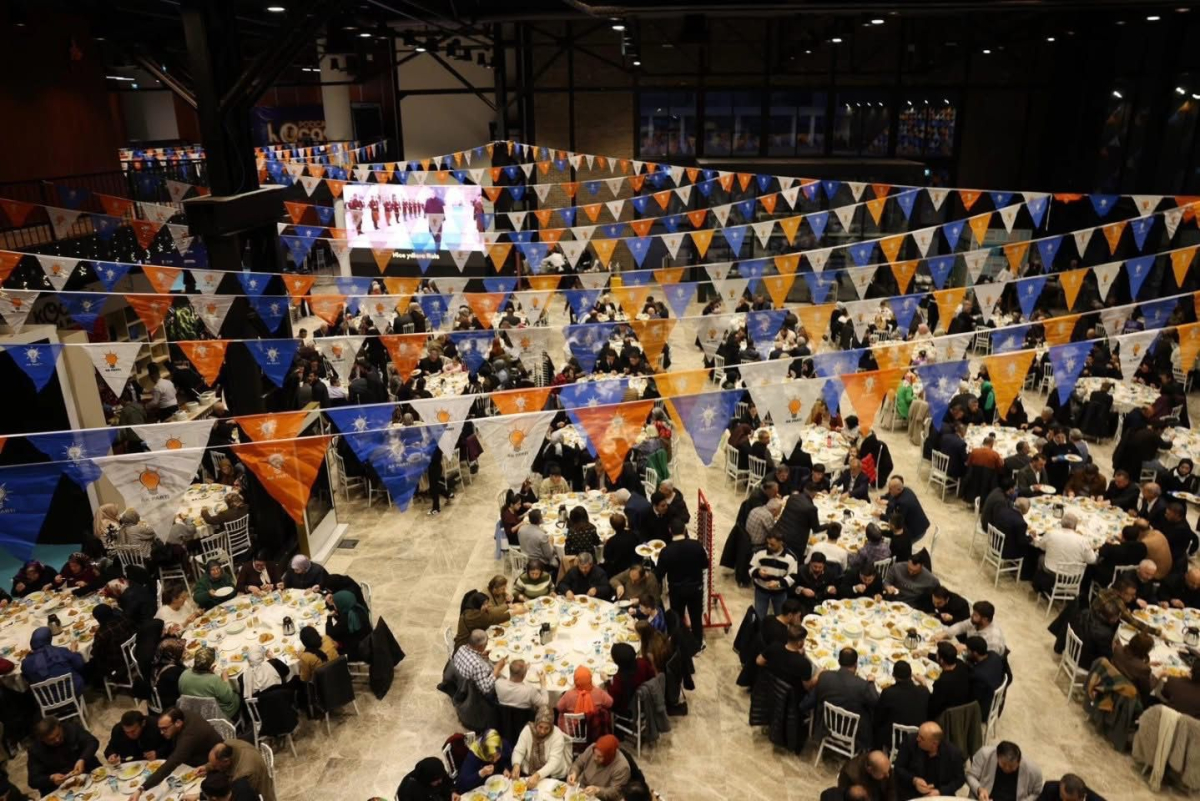 AK Parti iftarında 3 bin kişi aynı sofrada oruçlarını açtı