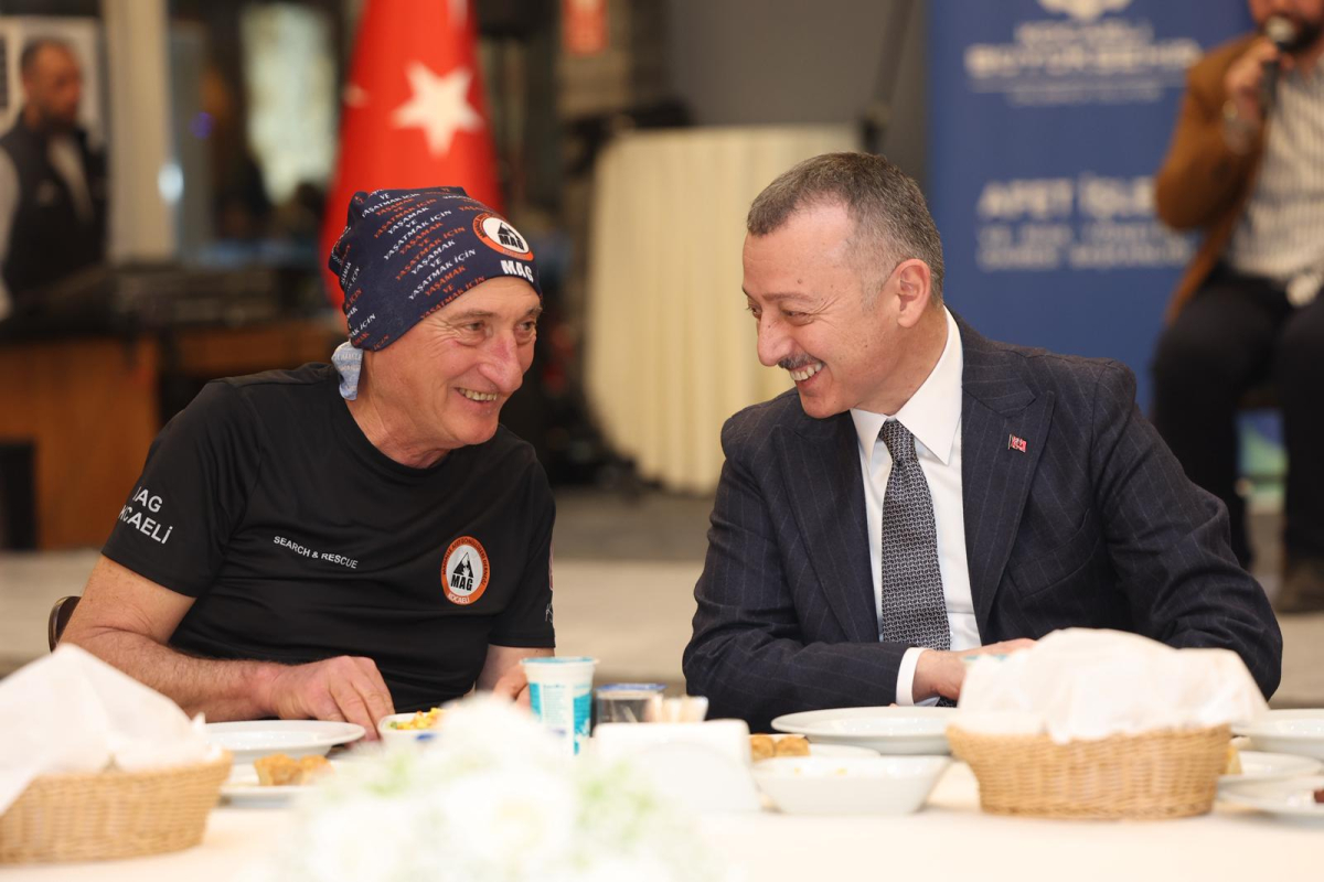 Başkan Büyükakın afet gönüllüleri ile iftar yaptı