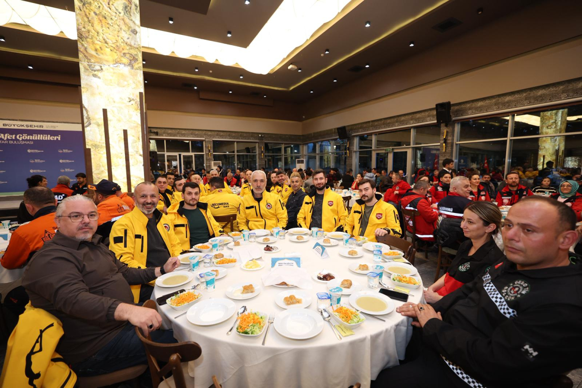 Başkan Büyükakın afet gönüllüleri ile iftar yaptı