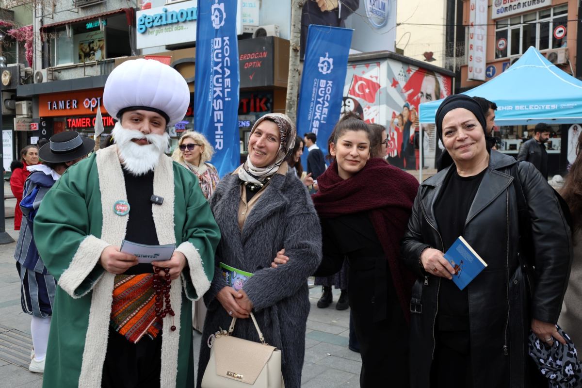 Roman kahramanları İzmit sokaklarında