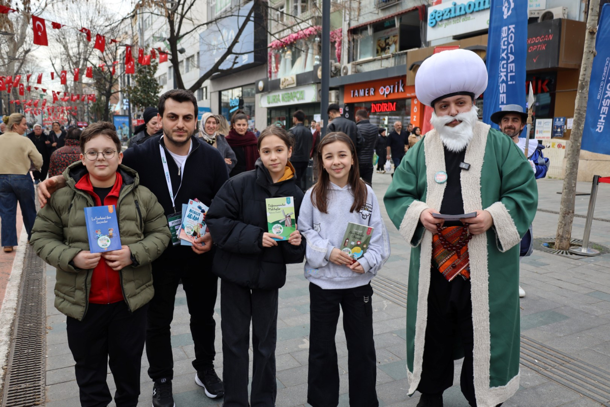 Roman kahramanları İzmit sokaklarında