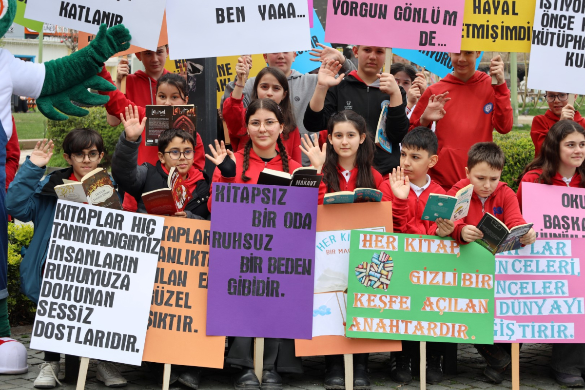 Roman kahramanları İzmit sokaklarında