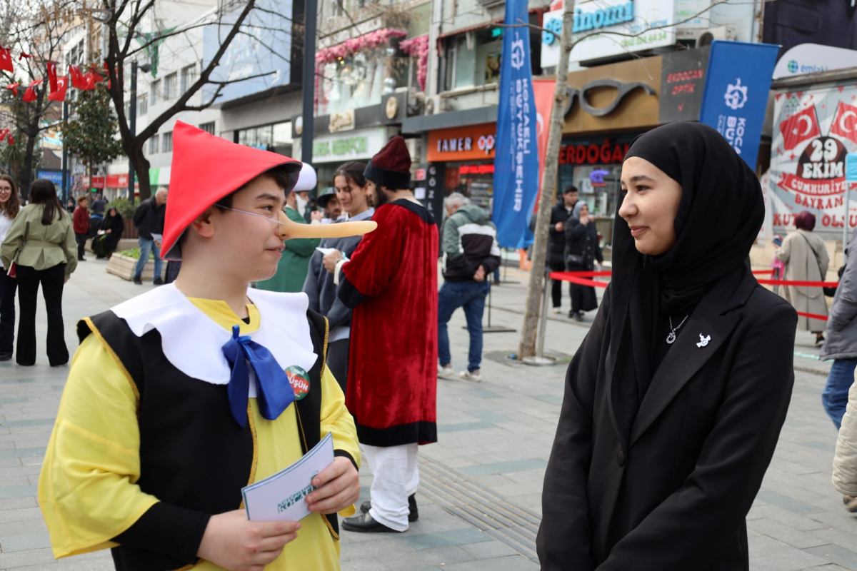 Roman kahramanları İzmit sokaklarında