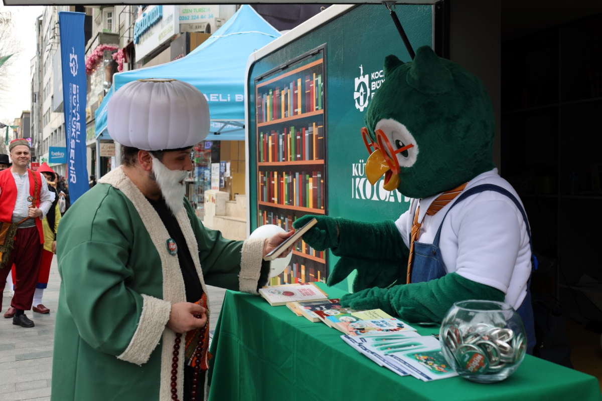 Roman kahramanları İzmit sokaklarında