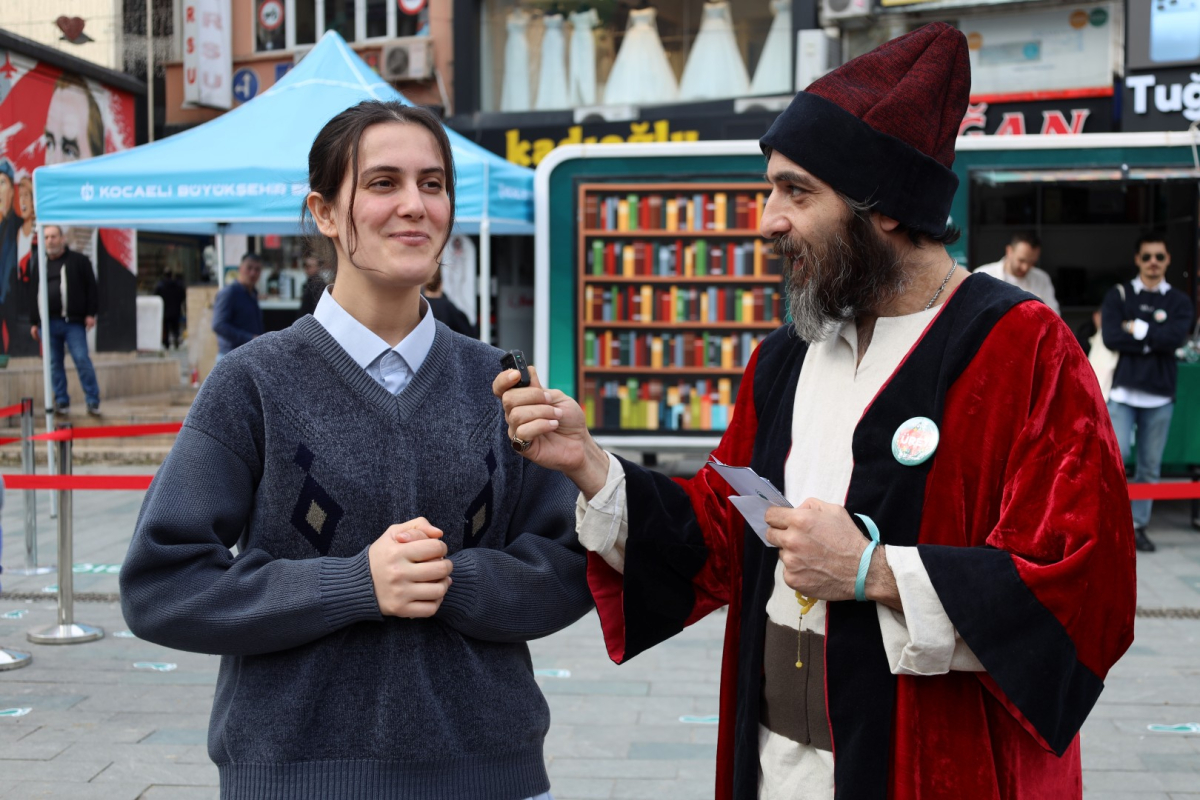 Roman kahramanları İzmit sokaklarında