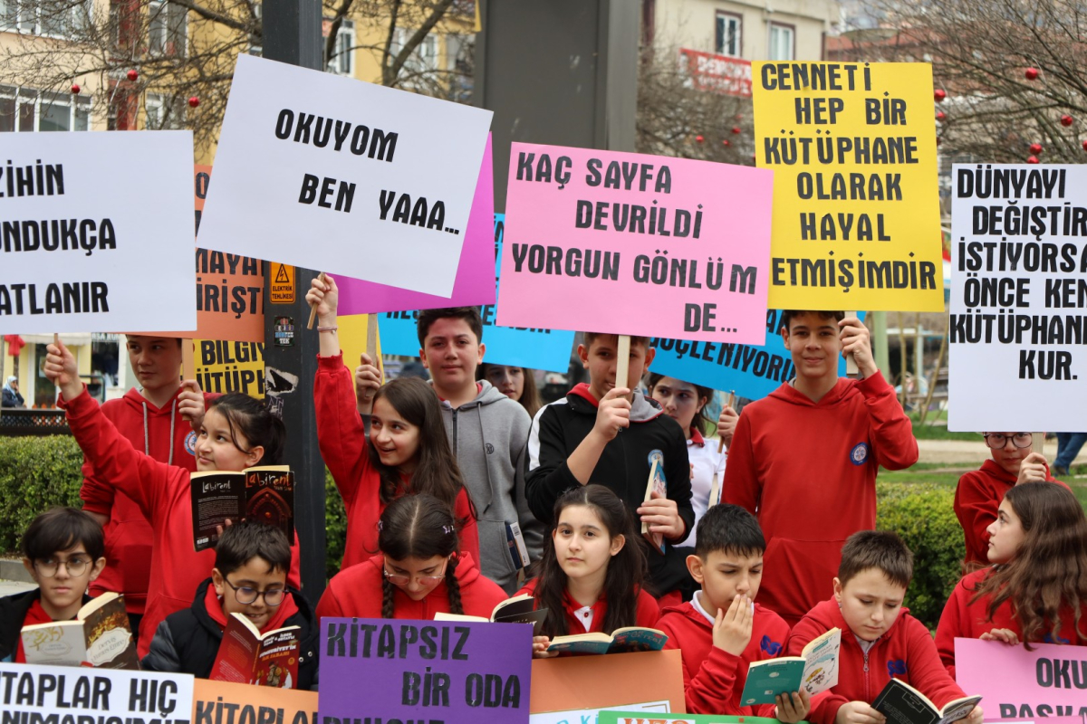 Roman kahramanları İzmit sokaklarında