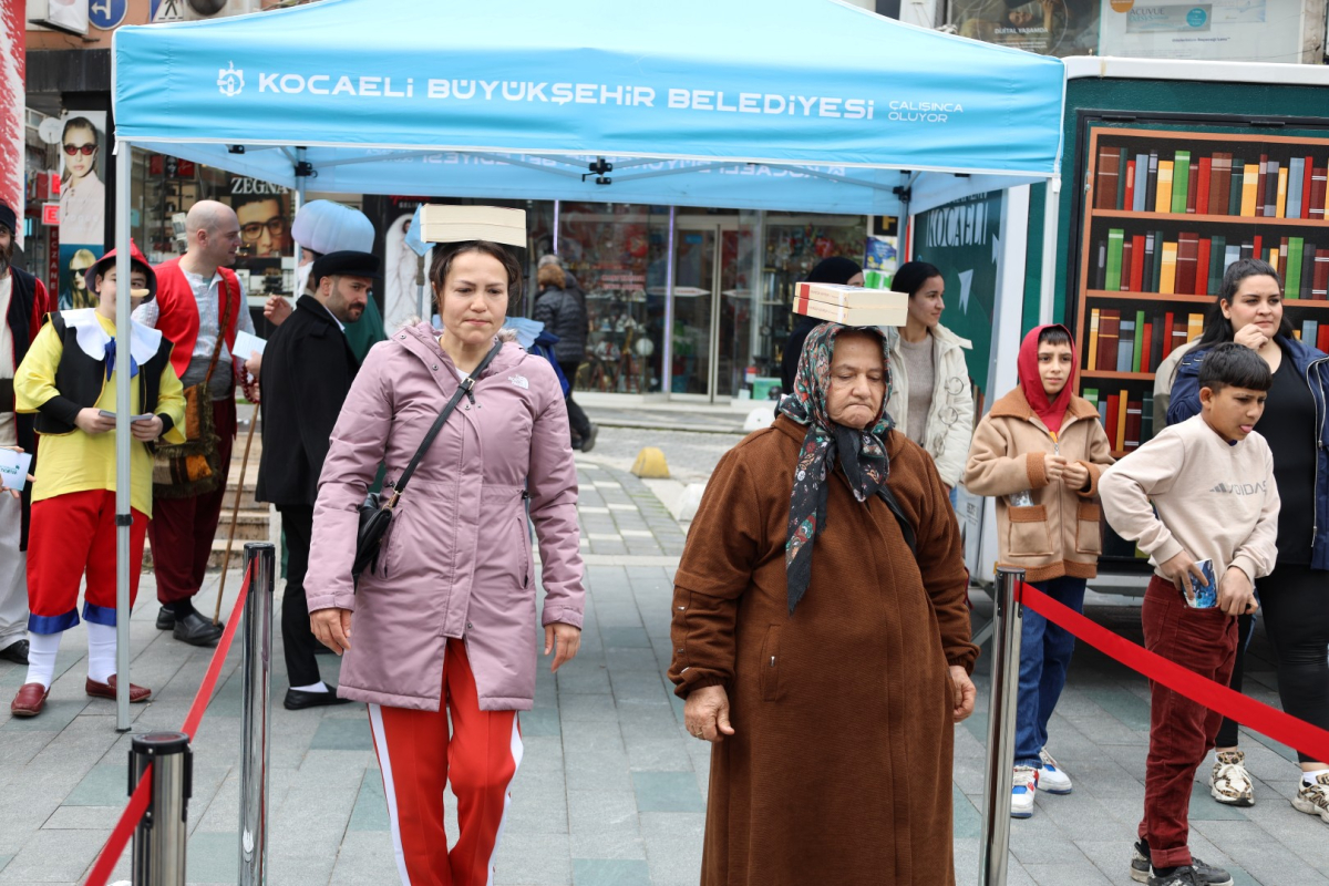 Roman kahramanları İzmit sokaklarında