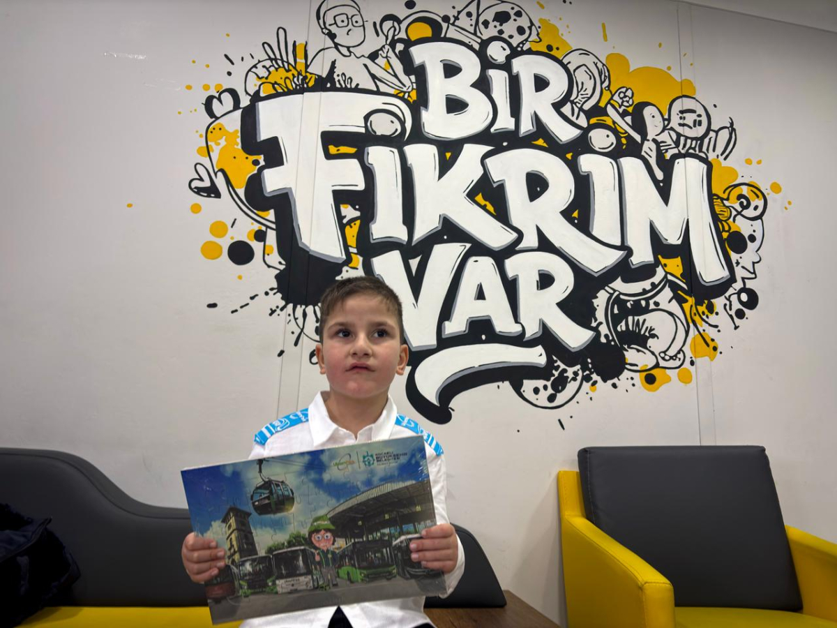 Hayal etti, 6 yaşında vatman oldu