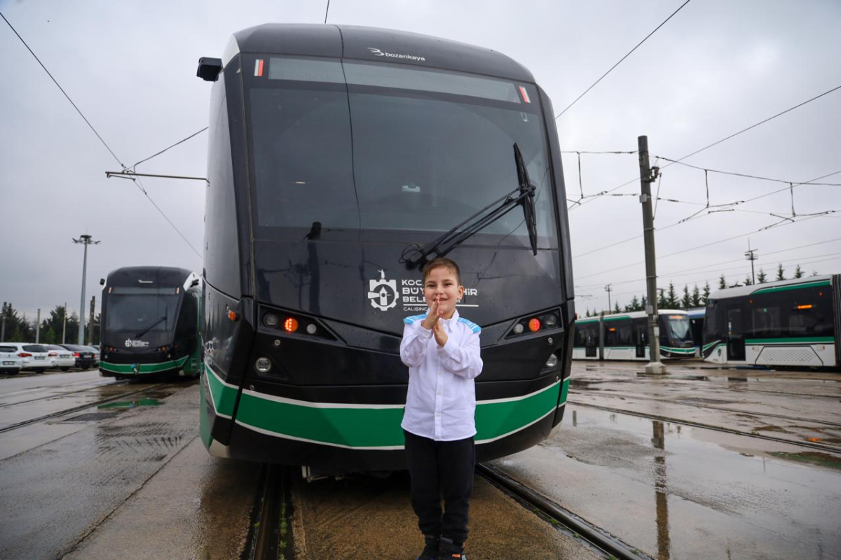 Hayal etti, 6 yaşında vatman oldu