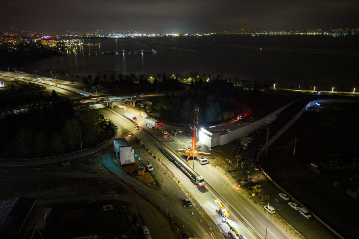 Başiskele Kavşağı’nda dev kirişler 9 saatte yerleştirildi