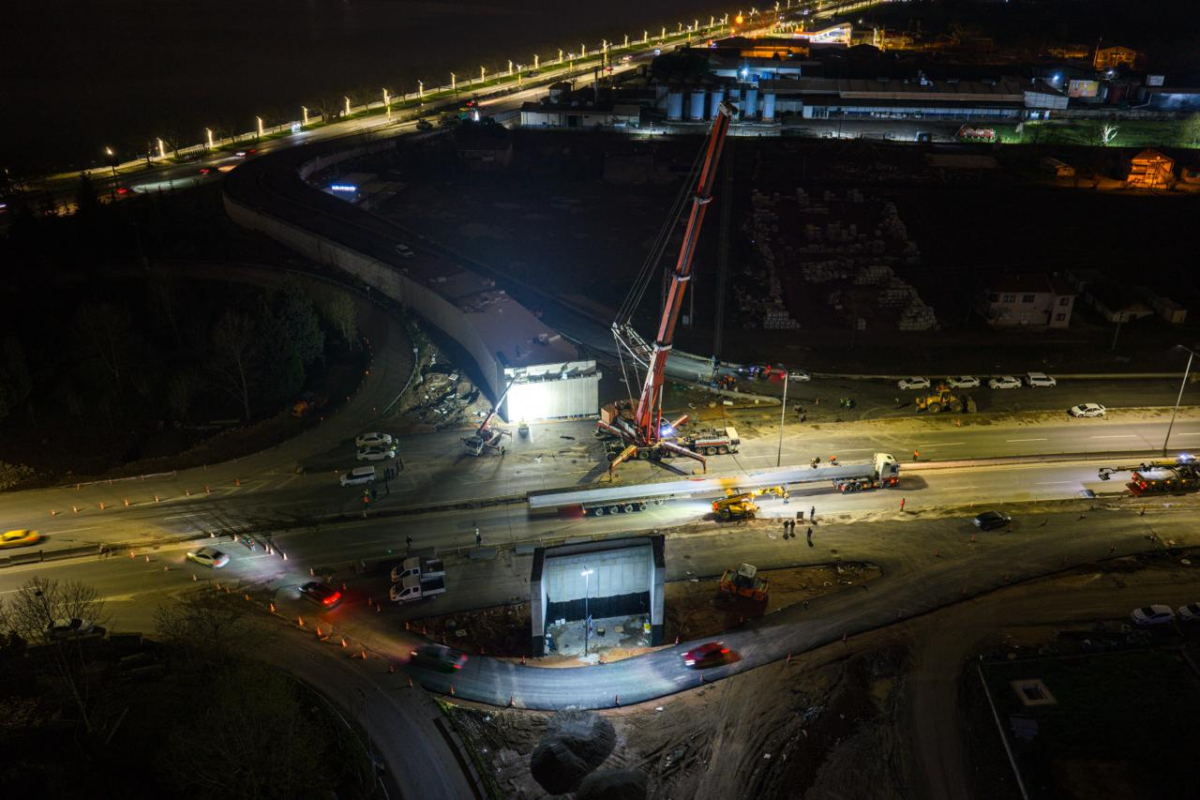 Başiskele Kavşağı’nda dev kirişler 9 saatte yerleştirildi