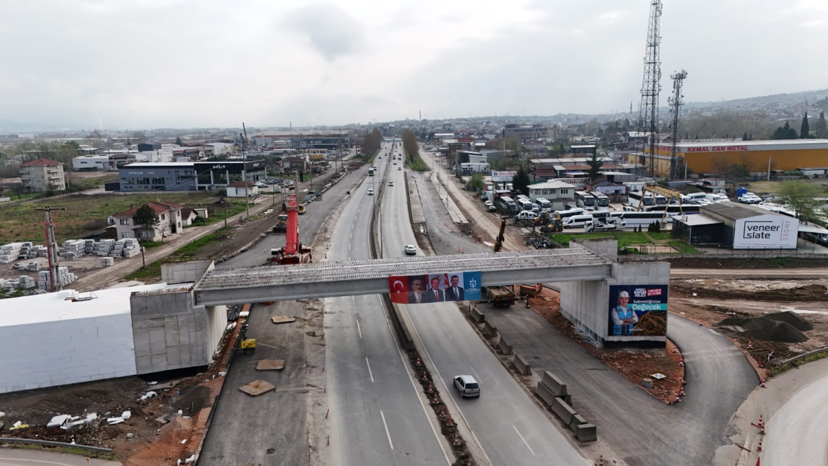 Başiskele Kavşağı’nda dev kirişler 9 saatte yerleştirildi