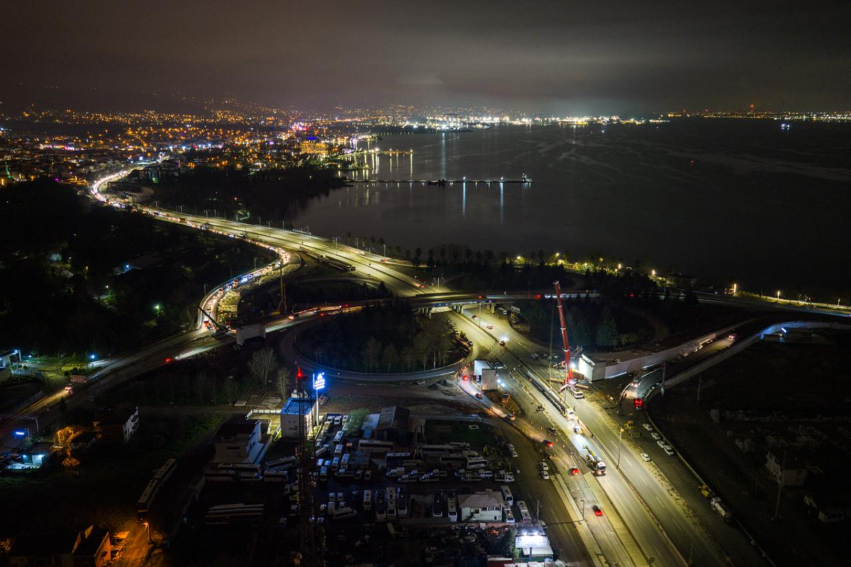 Başiskele Kavşağı’nda dev kirişler 9 saatte yerleştirildi