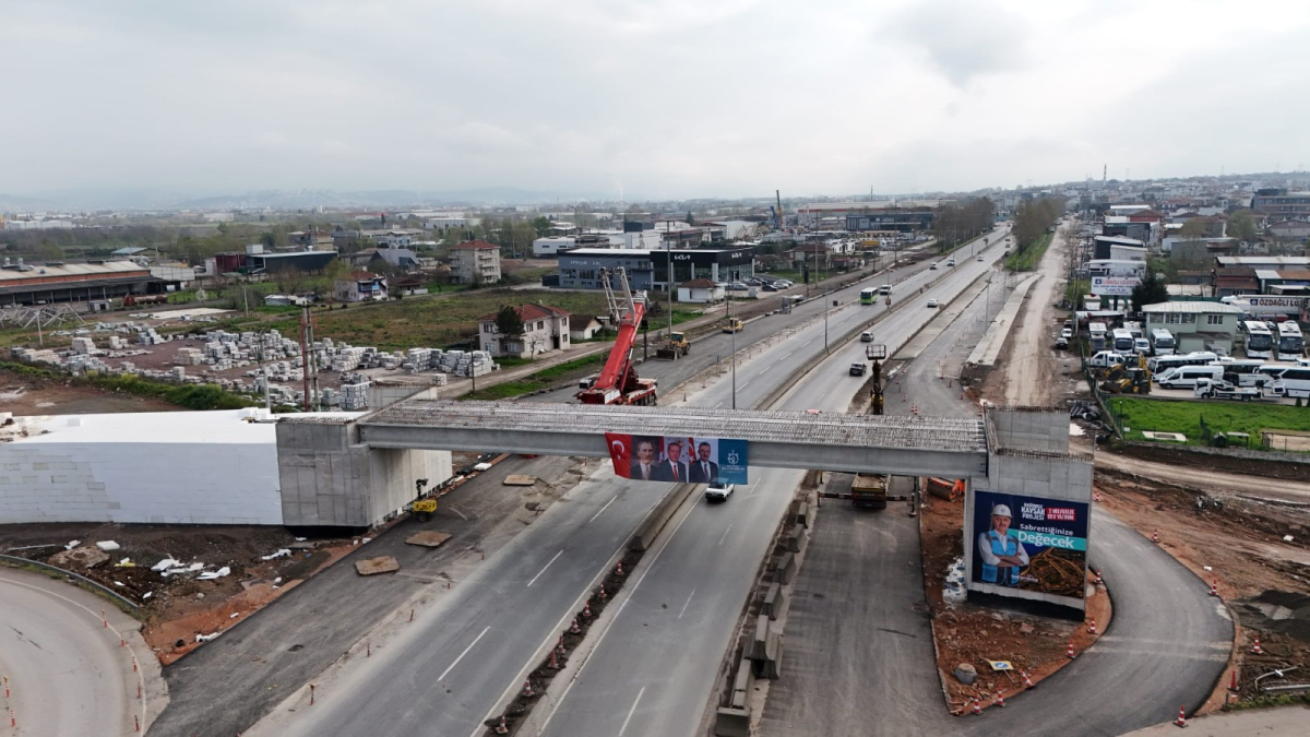 Başiskele Kavşağı’nda dev kirişler 9 saatte yerleştirildi