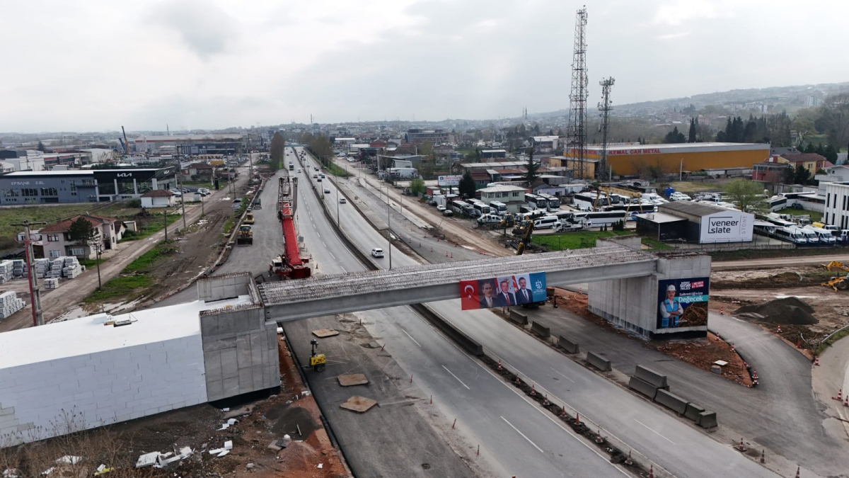 Başiskele Kavşağı’nda dev kirişler 9 saatte yerleştirildi