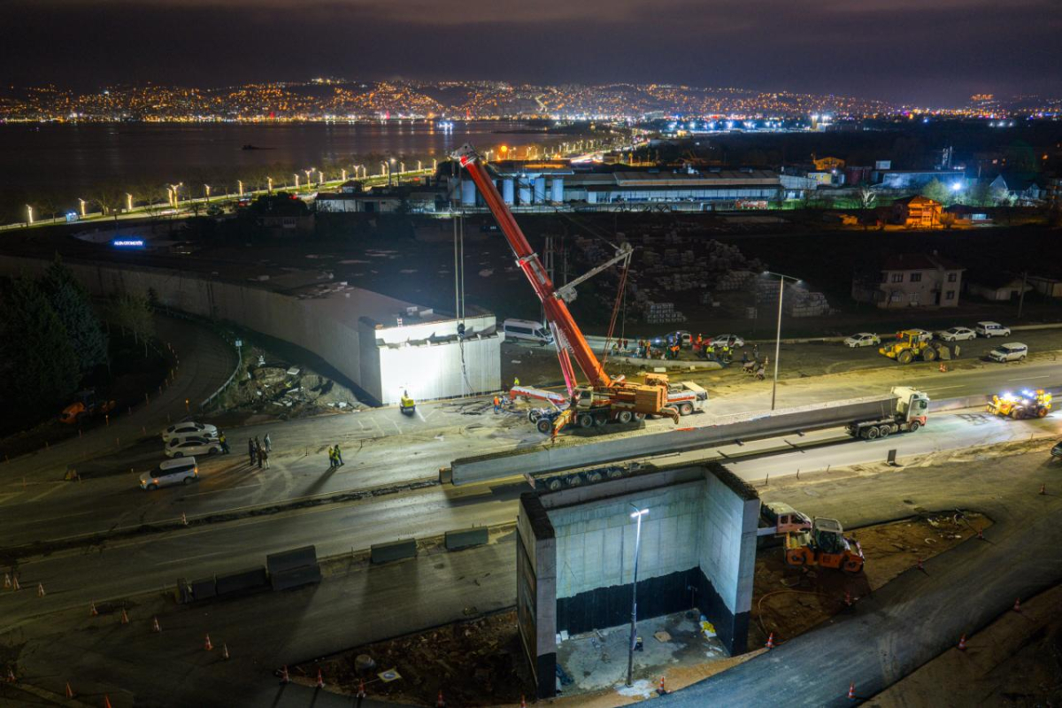 Başiskele Kavşağı’nda dev kirişler 9 saatte yerleştirildi