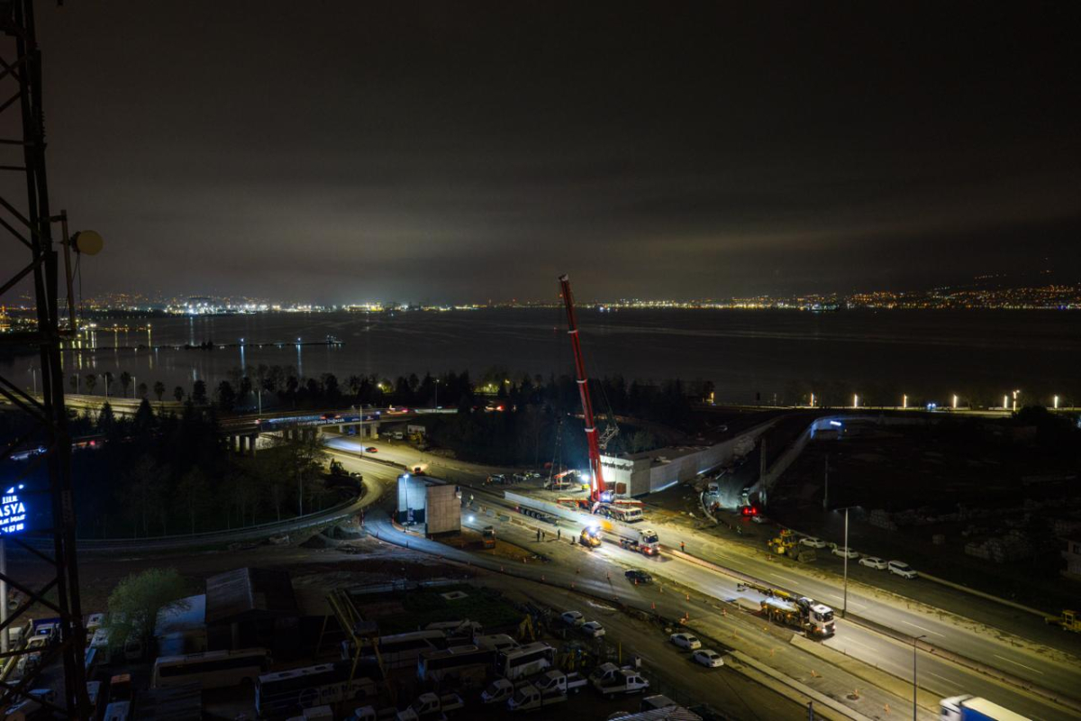 Başiskele Kavşağı’nda dev kirişler 9 saatte yerleştirildi