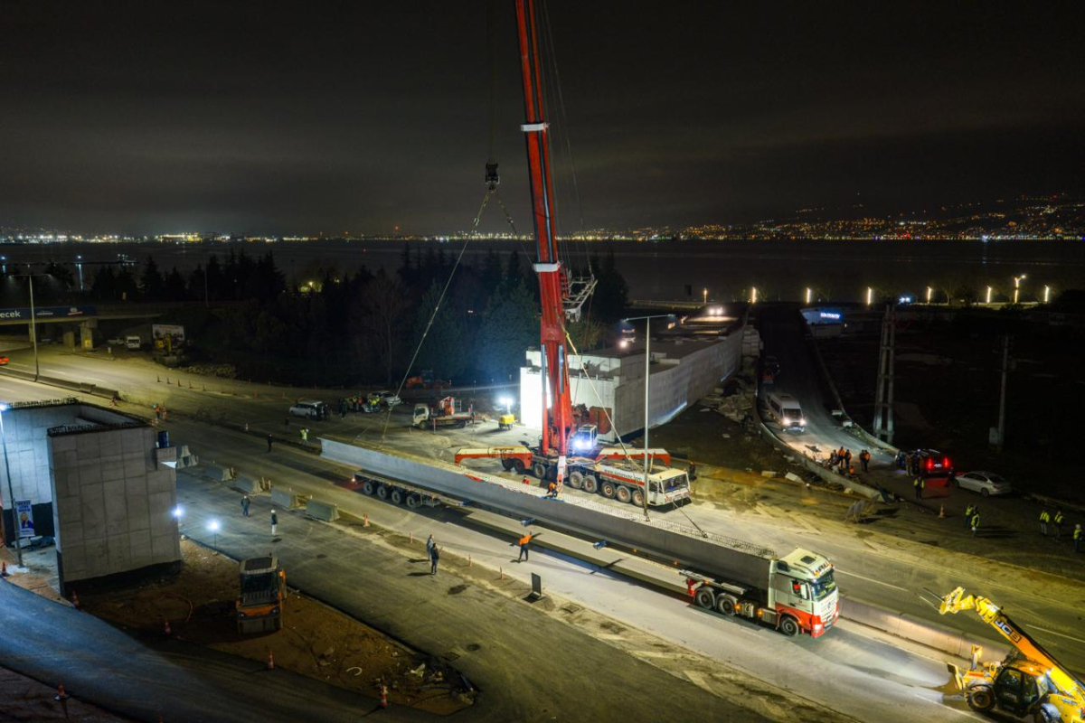 Başiskele Kavşağı’nda dev kirişler 9 saatte yerleştirildi