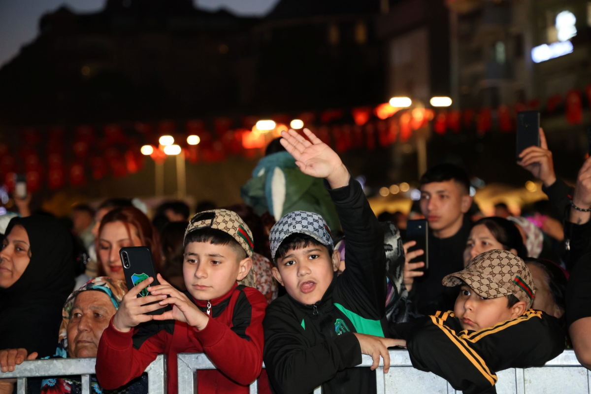 “İlle de Roman olsun” Kent Meydanı’nı salladı