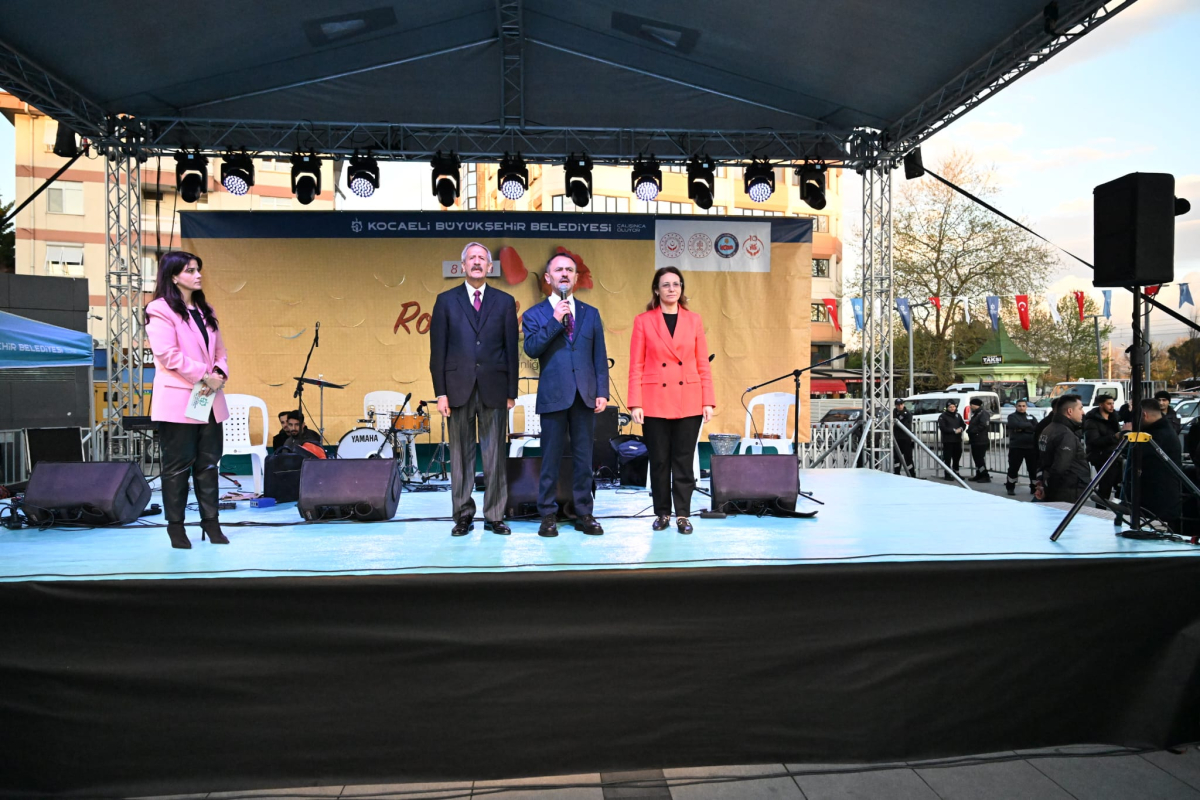 “İlle de Roman olsun” Kent Meydanı’nı salladı