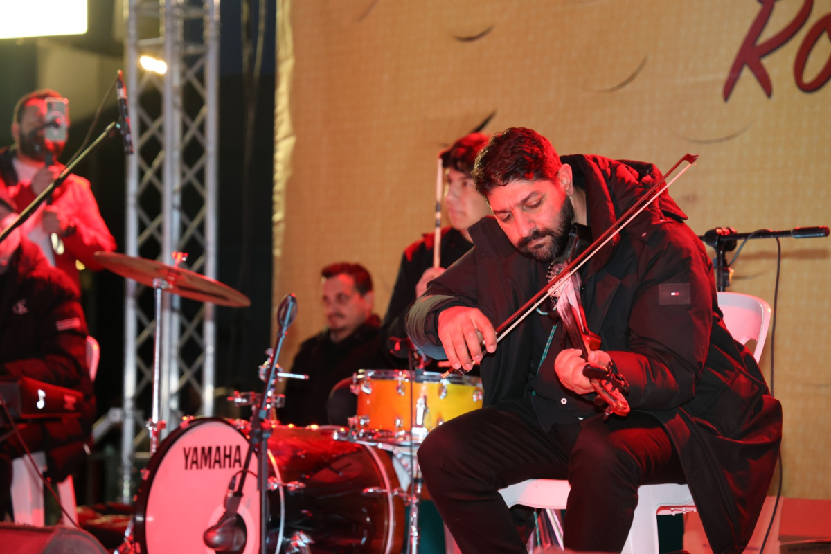 “İlle de Roman olsun” Kent Meydanı’nı salladı