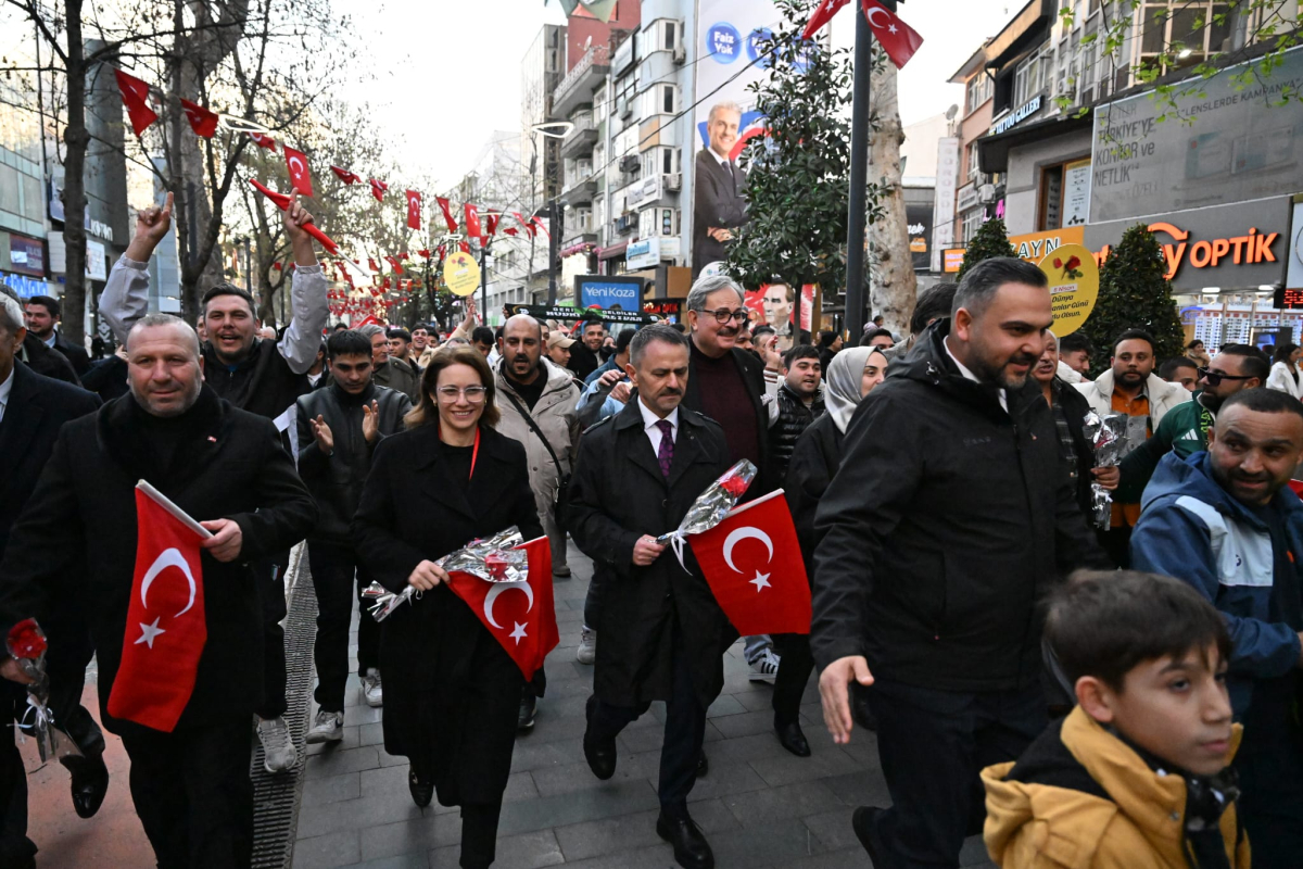 “İlle de Roman olsun” Kent Meydanı’nı salladı