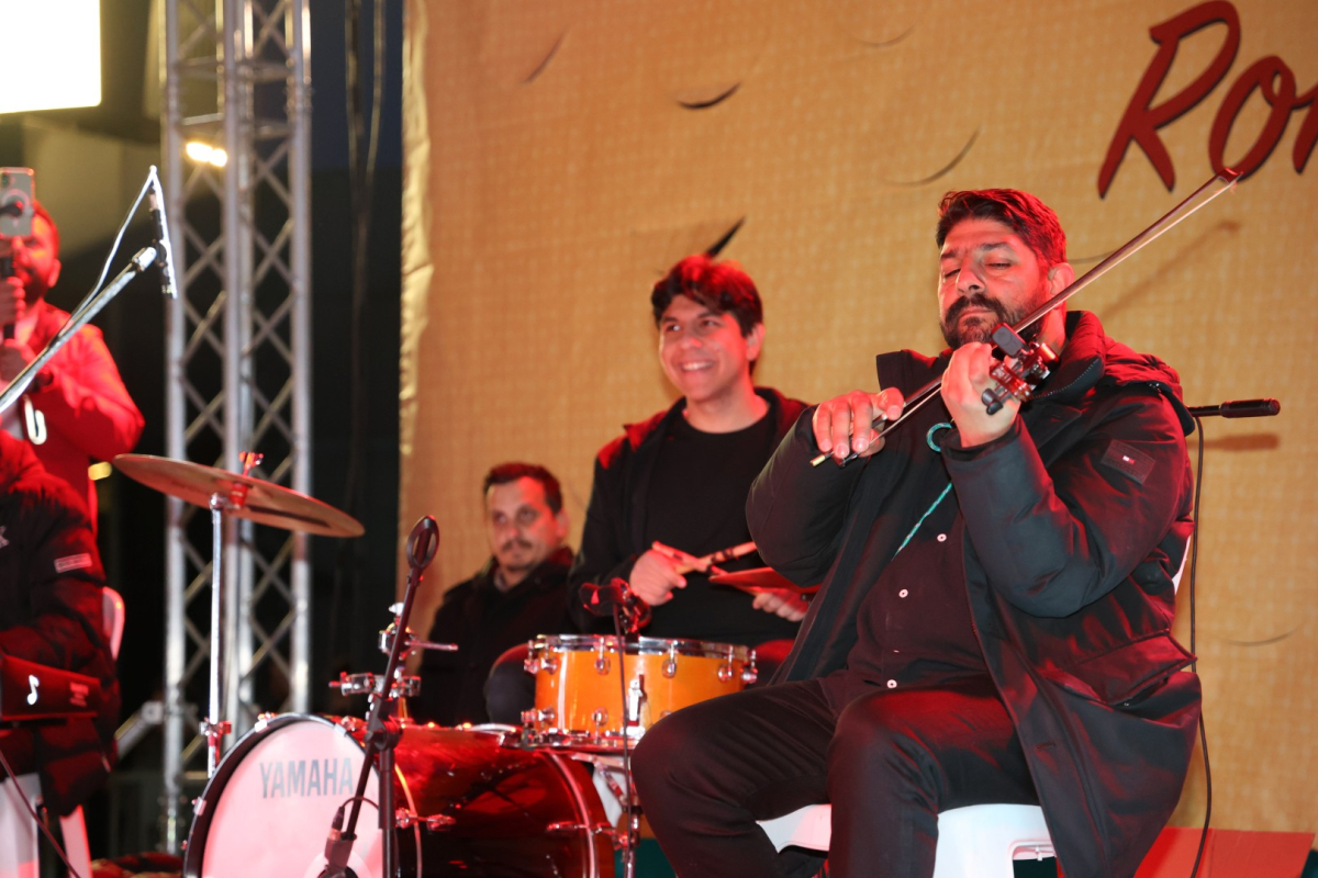 “İlle de Roman olsun” Kent Meydanı’nı salladı