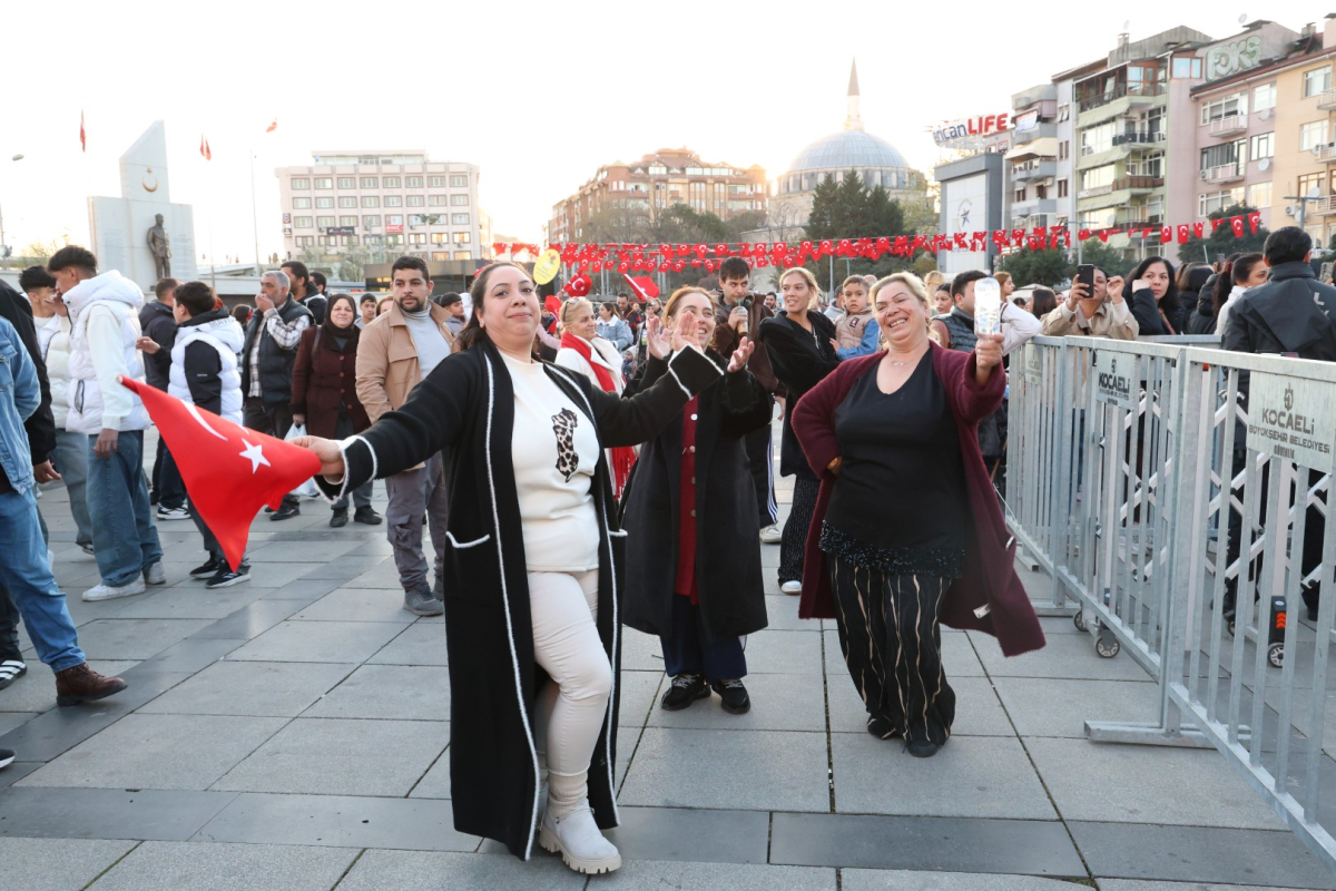 “İlle de Roman olsun” Kent Meydanı’nı salladı