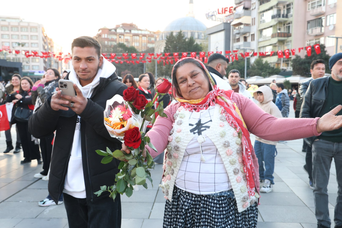 “İlle de Roman olsun” Kent Meydanı’nı salladı
