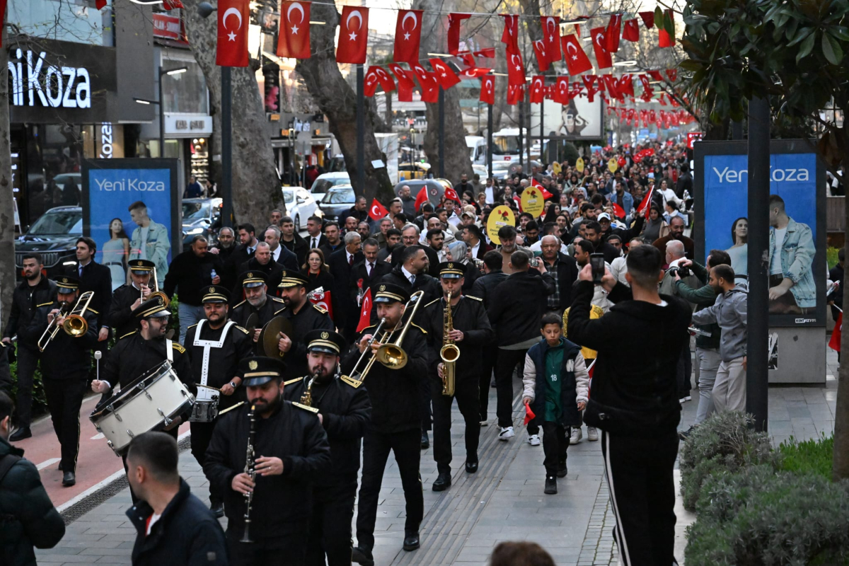 “İlle de Roman olsun” Kent Meydanı’nı salladı