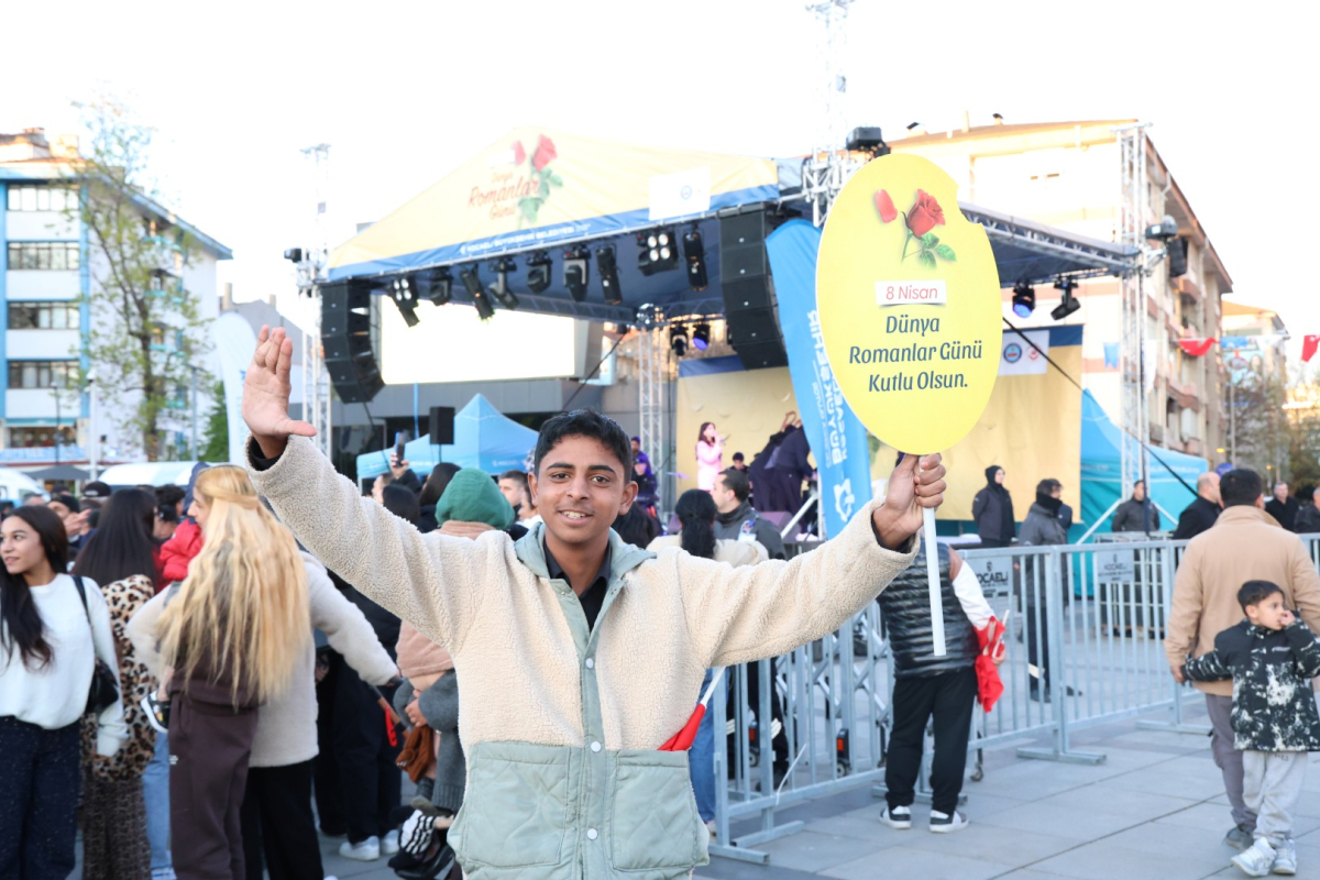 “İlle de Roman olsun” Kent Meydanı’nı salladı