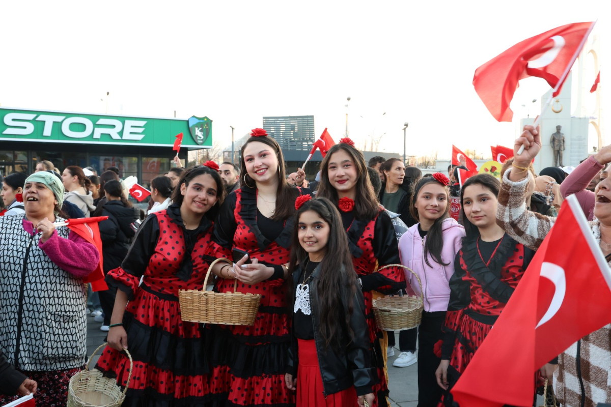 “İlle de Roman olsun” Kent Meydanı’nı salladı