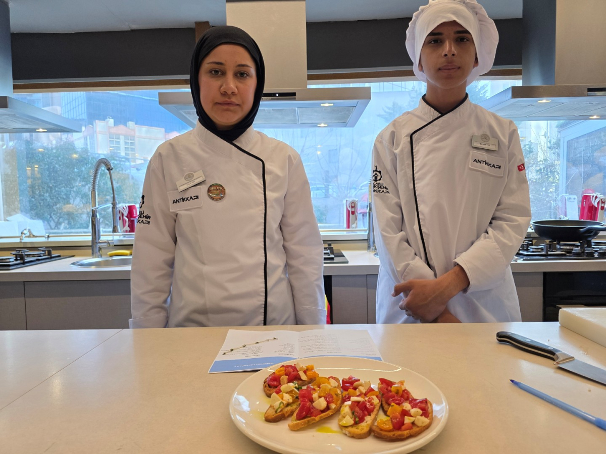 Genç şef adayları, işi ustasından öğrendi