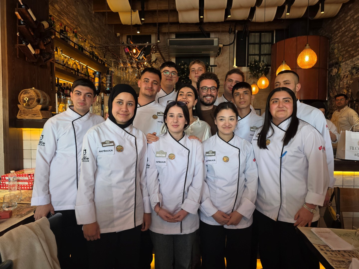 Genç şef adayları, işi ustasından öğrendi