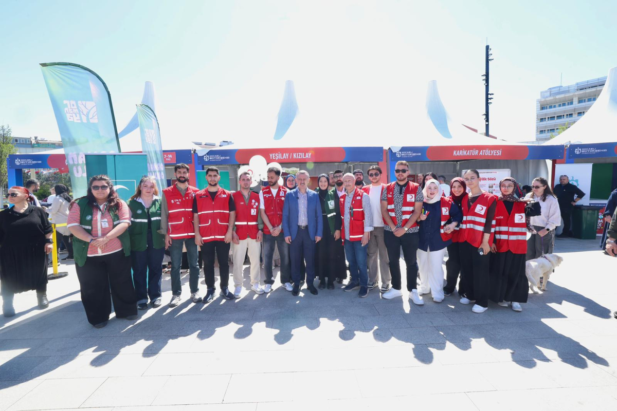 Başkan Büyükakın’a çocuklardan sevgi seli