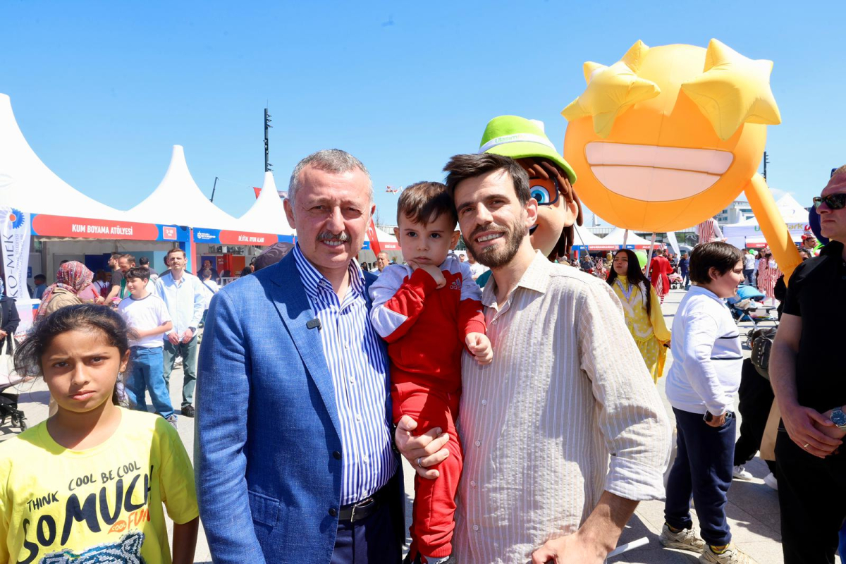 Başkan Büyükakın’a çocuklardan sevgi seli