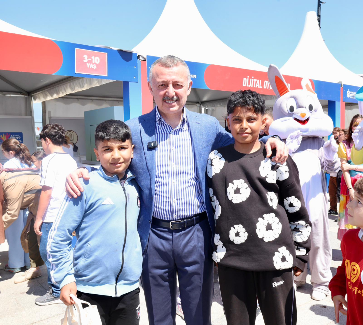 Başkan Büyükakın’a çocuklardan sevgi seli