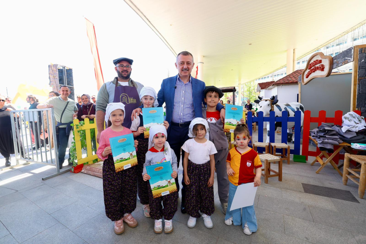 Başkan Büyükakın’a çocuklardan sevgi seli