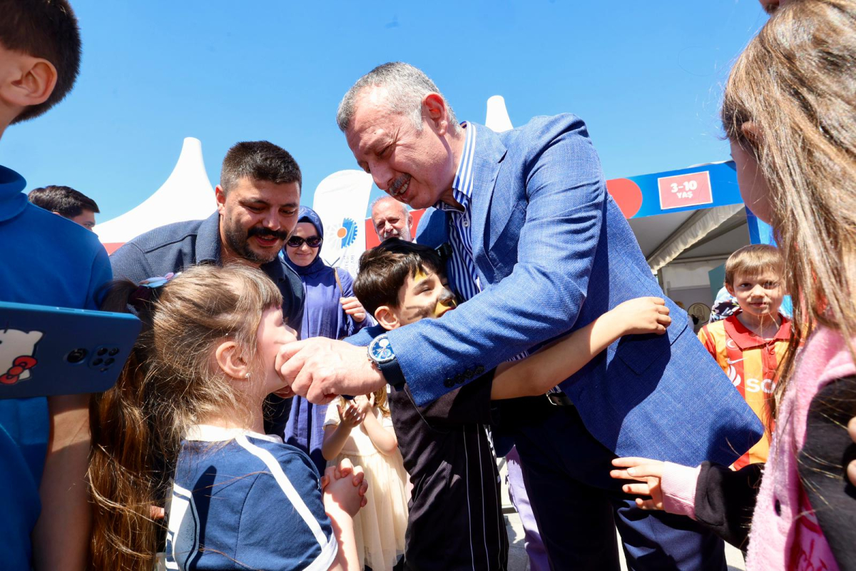 Başkan Büyükakın’a çocuklardan sevgi seli