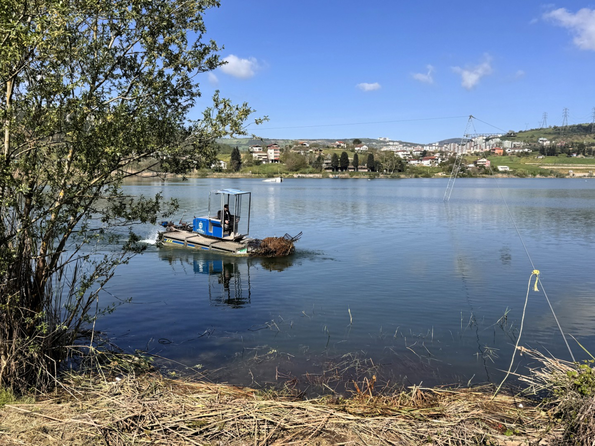 Kocaeli Büyükşehir Belediyesi, Gölkaypark’taki göleti temizledi