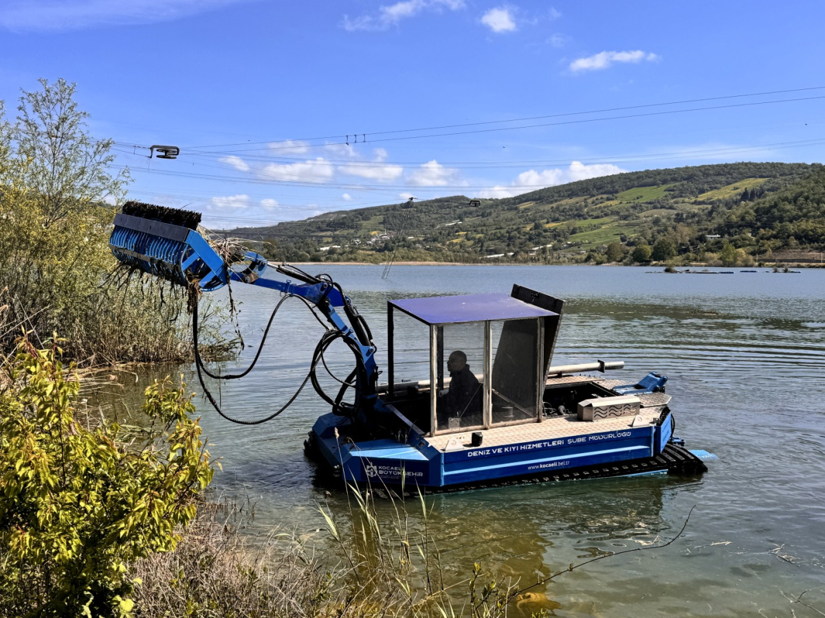 Kocaeli Büyükşehir Belediyesi, Gölkaypark’taki göleti temizledi