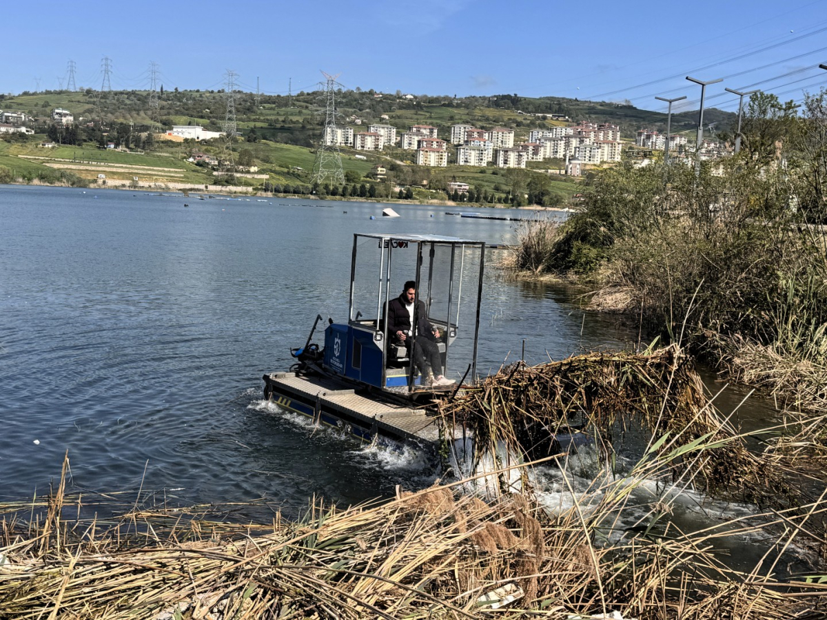 Kocaeli Büyükşehir Belediyesi, Gölkaypark’taki göleti temizledi